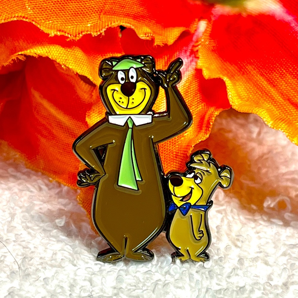 Yogi bear  TV cartoon series pin/brooch-lapel